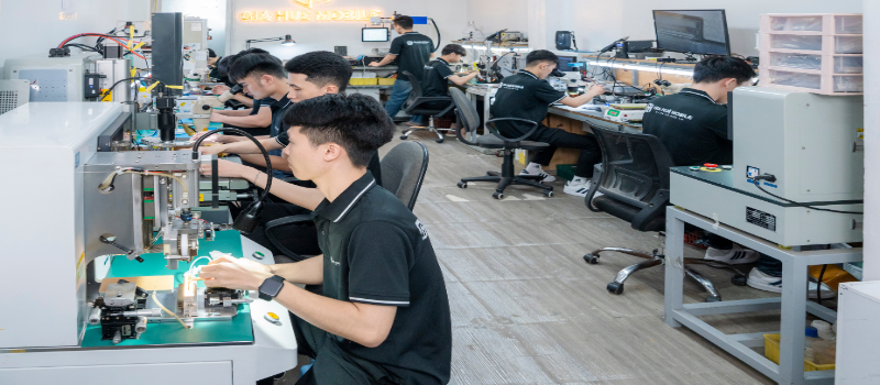 Sửa Samsung S25 Ultra vỡ kính chuyên nghiệp giúp tách lớp kính vụn an toàn mà không làm tổn thương phôi hiển thị bên trong.